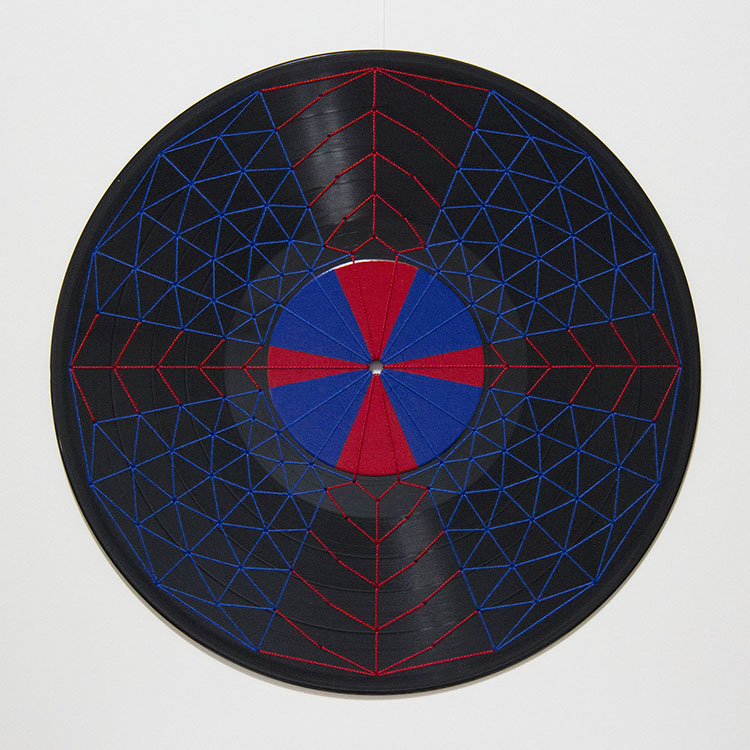 Aimée García_Blue and Red #2 Dancing with the Silence series, tribute to Carmen Herrera_2023_Vinyl record, acrylic and thread_Original _30cm diameter